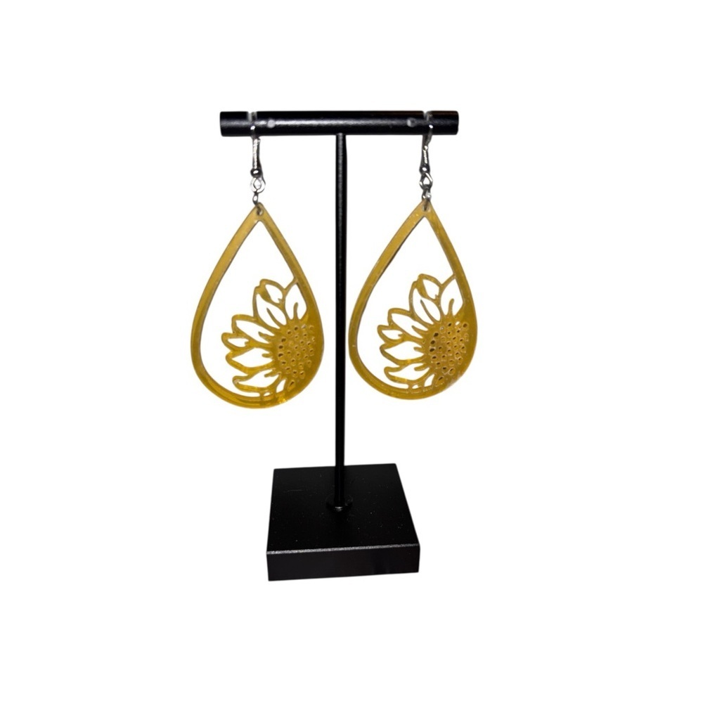 Elegant Gold Teardrop Earrings